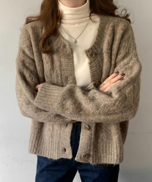 CLEA（クレア）の「ケーブル柄ショート丈ニットカーディガン（カーディガン/ボレロ・レディース・モカ/アイボリー・FREE）」の2枚目の写真