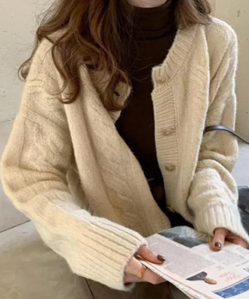 CLEA（クレア）の「ケーブル柄ショート丈ニットカーディガン（カーディガン/ボレロ・レディース・モカ/アイボリー・FREE）」の3枚目の写真