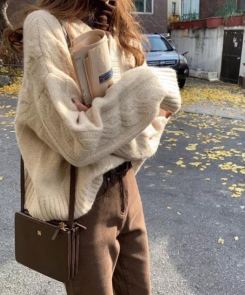 CLEA（クレア）の「ケーブル柄ショート丈ニットカーディガン（カーディガン/ボレロ・レディース・モカ/アイボリー・FREE）」の6枚目の写真