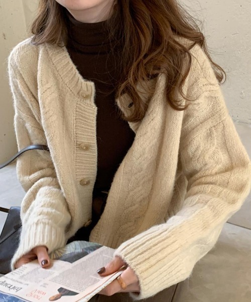 CLEA（クレア）の「ケーブル柄ショート丈ニットカーディガン（カーディガン/ボレロ・レディース・モカ/アイボリー・FREE）」の4枚目の写真