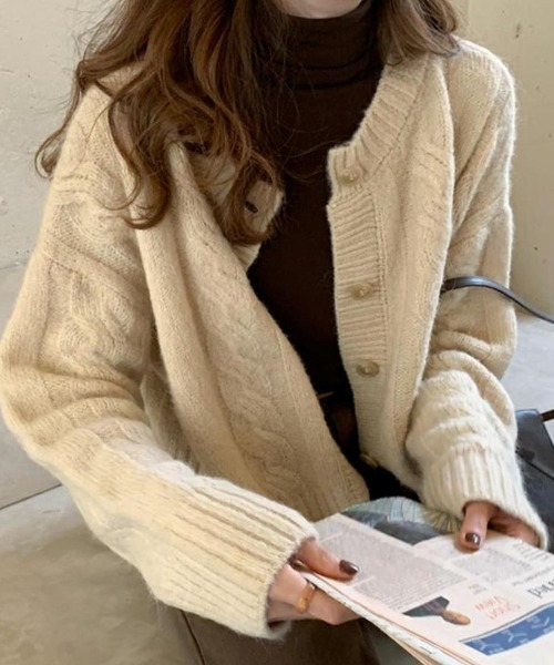 CLEA（クレア）の「ケーブル柄ショート丈ニットカーディガン（カーディガン/ボレロ・レディース・モカ/アイボリー・FREE）」の5枚目の写真