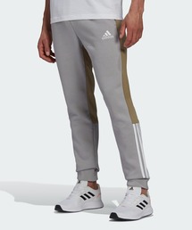 adidas（アディダス）の「エッセンシャルズ カラーブロック フリースパンツ / アディダス adidas（スウェットパンツ・メンズ）」