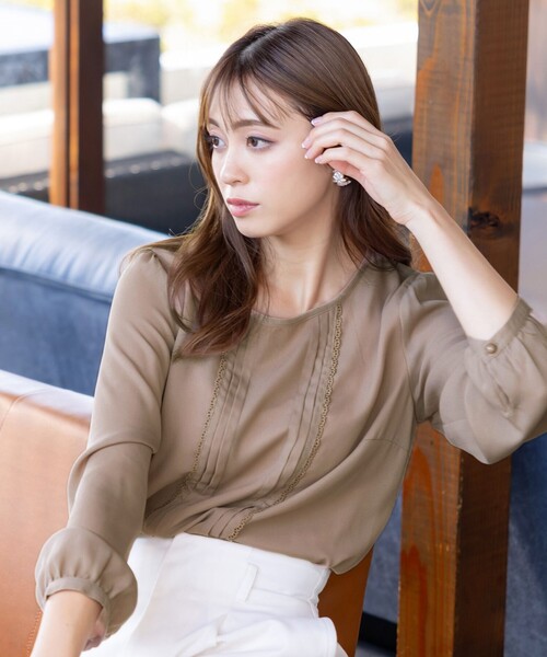 Tiaclasse（ティアクラッセ）の「【洗える】ピンタックレースブラウス（シャツ/ブラウス・レディース・ネイビー/モカ/グレー/オフホワイト/ピンク・M/L）」の4枚目の写真