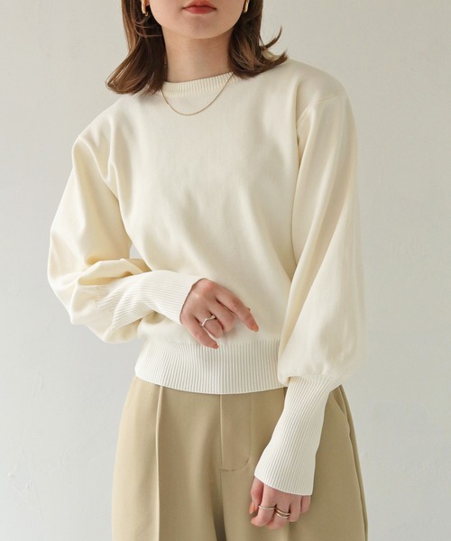 HER CLOSET（ハークローゼット）の「【shemoshelly】WEB限定ボリュームスリーブロングリブスウェットライクニット（ニット/セーター・レディース・ブラック/スモークピンク/オフホワイト/ブルー/ライトグレー/マスタード・M）」の2枚目の写真