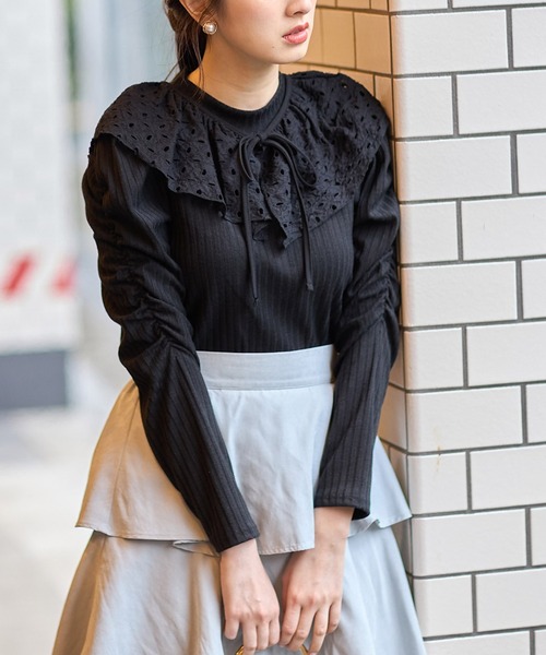 tocco closet（トッコ　クローゼット）の「２ＷＡＹリボン×レース襟付きギャザースリーブリブカットソー（Tシャツ/カットソー・レディース・ブラック/ホワイト・M）」の2枚目の写真