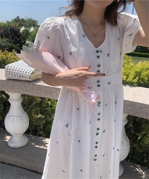 Dream garden(ドリームガーデン)の「ハートボタン 総花刺繍ワンピース(シャツワンピース・レディース・グリーン/ブルー・M/L)」の6枚目の写真