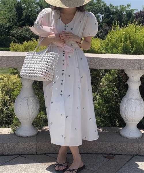 Dream garden(ドリームガーデン)の「ハートボタン 総花刺繍ワンピース(シャツワンピース・レディース・グリーン/ブルー・M/L)」の4枚目の写真