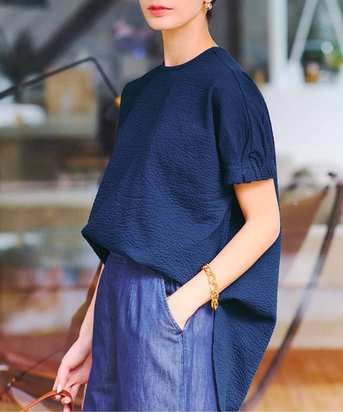 IEDIT（イディット）の「ＩＥＤＩＴ　タックスリーブと後ろファスナーで着映えする　ＵＶカット＆吸汗速乾サッカーカットソーのゆるっとプルオーバー（Tシャツ/カットソー・レディース・ブラック/ベージュ/ネイビー・MEDIUM/LARGE/X-LARGE/XX-LARGE/SMALL）」の2枚目の写真