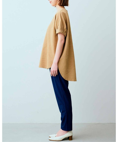 IEDIT（イディット）の「ＩＥＤＩＴ　タックスリーブと後ろファスナーで着映えする　ＵＶカット＆吸汗速乾サッカーカットソーのゆるっとプルオーバー（Tシャツ/カットソー・レディース・ブラック/ベージュ/ネイビー・MEDIUM/LARGE/X-LARGE/XX-LARGE/SMALL）」の15枚目の写真