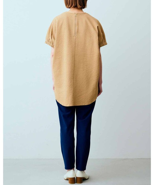 IEDIT（イディット）の「ＩＥＤＩＴ　タックスリーブと後ろファスナーで着映えする　ＵＶカット＆吸汗速乾サッカーカットソーのゆるっとプルオーバー（Tシャツ/カットソー・レディース・ブラック/ベージュ/ネイビー・MEDIUM/LARGE/X-LARGE/XX-LARGE/SMALL）」の16枚目の写真