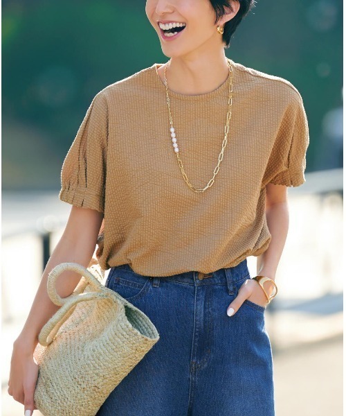 IEDIT（イディット）の「ＩＥＤＩＴ　タックスリーブと後ろファスナーで着映えする　ＵＶカット＆吸汗速乾サッカーカットソーのゆるっとプルオーバー（Tシャツ/カットソー・レディース・ブラック/ベージュ/ネイビー・MEDIUM/LARGE/X-LARGE/XX-LARGE/SMALL）」の12枚目の写真