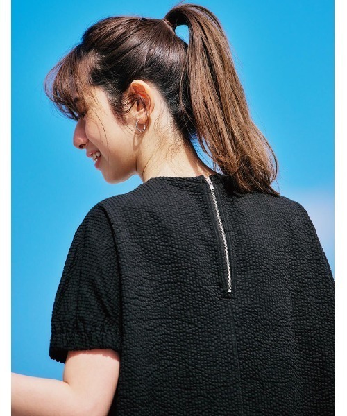 IEDIT（イディット）の「ＩＥＤＩＴ　タックスリーブと後ろファスナーで着映えする　ＵＶカット＆吸汗速乾サッカーカットソーのゆるっとプルオーバー（Tシャツ/カットソー・レディース・ブラック/ベージュ/ネイビー・MEDIUM/LARGE/X-LARGE/XX-LARGE/SMALL）」の4枚目の写真