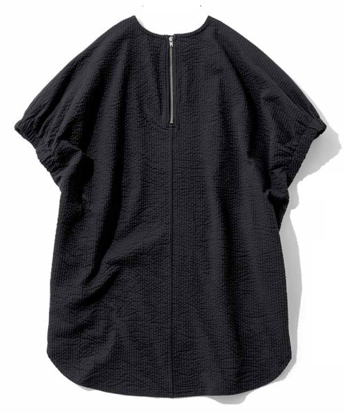 IEDIT（イディット）の「ＩＥＤＩＴ　タックスリーブと後ろファスナーで着映えする　ＵＶカット＆吸汗速乾サッカーカットソーのゆるっとプルオーバー（Tシャツ/カットソー・レディース・ブラック/ベージュ/ネイビー・MEDIUM/LARGE/X-LARGE/XX-LARGE/SMALL）」の5枚目の写真