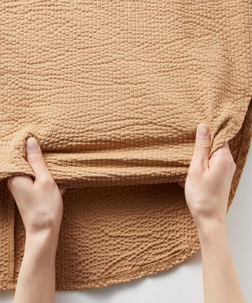 IEDIT（イディット）の「ＩＥＤＩＴ　タックスリーブと後ろファスナーで着映えする　ＵＶカット＆吸汗速乾サッカーカットソーのゆるっとプルオーバー（Tシャツ/カットソー・レディース・ブラック/ベージュ/ネイビー・MEDIUM/LARGE/X-LARGE/XX-LARGE/SMALL）」の10枚目の写真