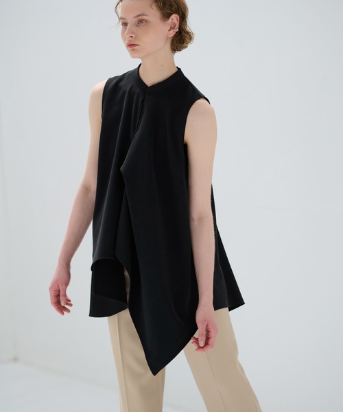 LANVIN en Bleu（ランバンオンブルー）の「アシンメヘムスキッパーブラウス（シャツ/ブラウス・レディース・ベージュ/チャコールグレー・38）」の2枚目の写真