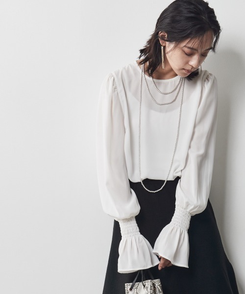 CHIC STYLE（シックスタイル）の「＜大きいサイズ＞フリル袖ノーカラーブラウス シックスタイル（シャツ/ブラウス・レディース・ブラック/オフホワイト・LL/3L/L/4L/5L）」の2枚目の写真