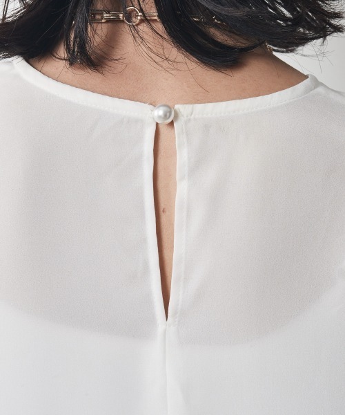 CHIC STYLE（シックスタイル）の「＜大きいサイズ＞フリル袖ノーカラーブラウス シックスタイル（シャツ/ブラウス・レディース・ブラック/オフホワイト・LL/3L/L/4L/5L）」の18枚目の写真