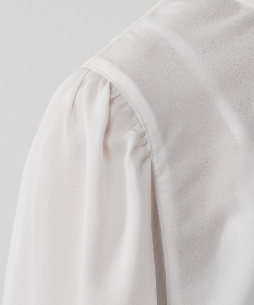 CHIC STYLE（シックスタイル）の「＜大きいサイズ＞フリル袖ノーカラーブラウス シックスタイル（シャツ/ブラウス・レディース・ブラック/オフホワイト・LL/3L/L/4L/5L）」の19枚目の写真