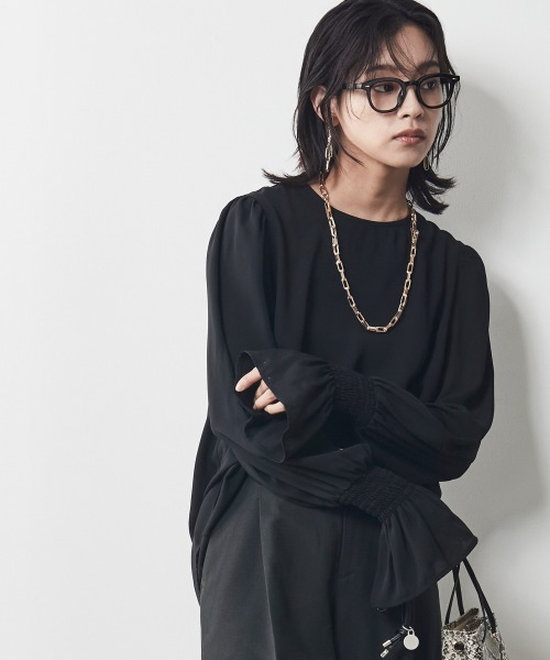 CHIC STYLE（シックスタイル）の「＜大きいサイズ＞フリル袖ノーカラーブラウス シックスタイル（シャツ/ブラウス・レディース・ブラック/オフホワイト・LL/3L/L/4L/5L）」の4枚目の写真