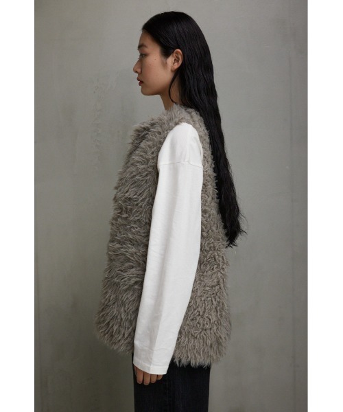 AZUL by moussy（アズールバイマウジー）の「プードルフェイクファーベスト（ベスト・レディース・ブラック系その他/ライトベージュ/グレー・FREE）」の6枚目の写真