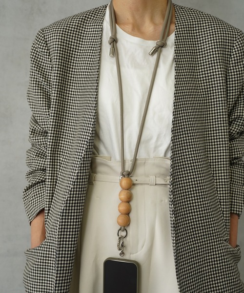 Actually(アクチュアリー)の「ウッドビーズ 本革マルチスマホストラップ(スマホグッズ・レディース・ブラック/グレー/ベージュ・フリー)」の2枚目の写真