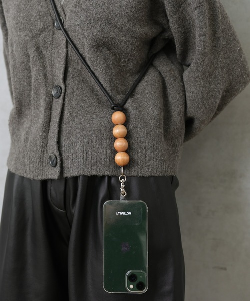 Actually(アクチュアリー)の「ウッドビーズ 本革マルチスマホストラップ(スマホグッズ・レディース・ブラック/グレー/ベージュ・フリー)」の8枚目の写真