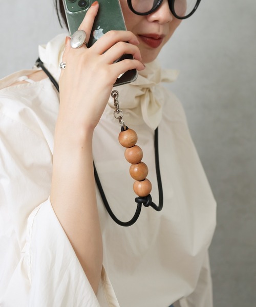 Actually(アクチュアリー)の「ウッドビーズ 本革マルチスマホストラップ(スマホグッズ・レディース・ブラック/グレー/ベージュ・フリー)」の13枚目の写真