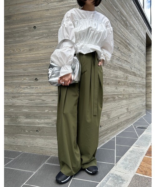 emmi（エミ）の「【emmi atelier】ベルト付きタックワイドパンツ（その他パンツ・レディース・オフホワイト/カーキ・1/0）」の11枚目の写真