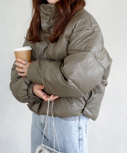 un+frame(アンフレーム)の「leather short down jacket/合成皮革スタンドカラーショート丈中綿ダウン(ダウンジャケット/コート・レディース・ブラック/カーキ・M/L)」の2枚目の写真
