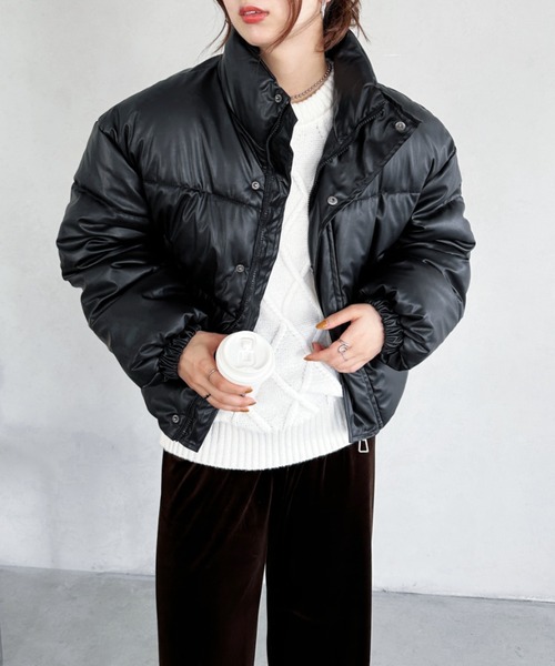 un+frame(アンフレーム)の「leather short down jacket/合成皮革スタンドカラーショート丈中綿ダウン(ダウンジャケット/コート・レディース・ブラック/カーキ・M/L)」の4枚目の写真