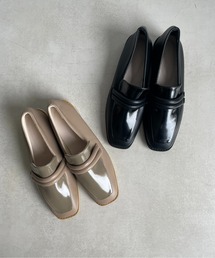 Thevon（ゼボン）の「チューブベルトローファー（ローファー）」