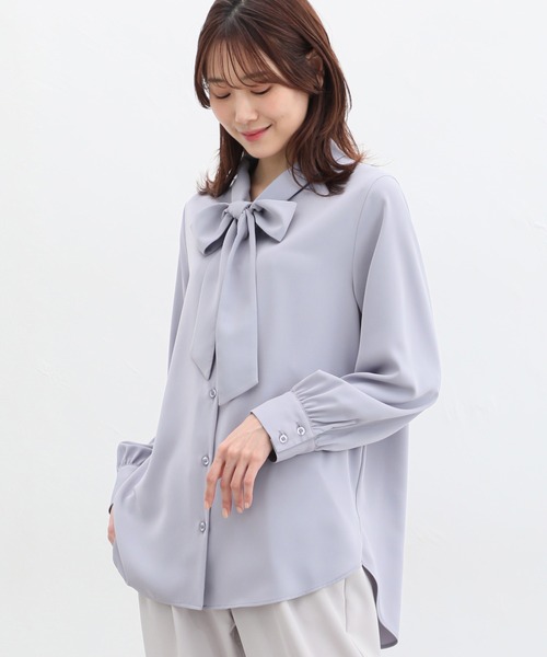 Honeys（ハニーズ）の「チュニック丈ボウタイブラウス（シャツ/ブラウス・レディース・ネイビー/ホワイト/ピンクベージュ/グレイッシュベージュ/サックスブルー・LL/L/M/S/3L）」の4枚目の写真