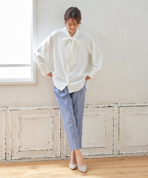 Honeys（ハニーズ）の「チュニック丈ボウタイブラウス（シャツ/ブラウス・レディース・ネイビー/ホワイト/ピンクベージュ/グレイッシュベージュ/サックスブルー・LL/L/M/S/3L）」の7枚目の写真