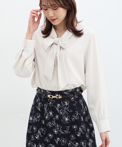 Honeys（ハニーズ）の「チュニック丈ボウタイブラウス（シャツ/ブラウス・レディース・ネイビー/ホワイト/ピンクベージュ/グレイッシュベージュ/サックスブルー・LL/L/M/S/3L）」の14枚目の写真