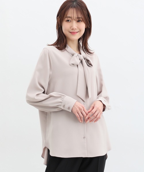 Honeys（ハニーズ）の「チュニック丈ボウタイブラウス（シャツ/ブラウス・レディース・ネイビー/ホワイト/ピンクベージュ/グレイッシュベージュ/サックスブルー・LL/L/M/S/3L）」の16枚目の写真