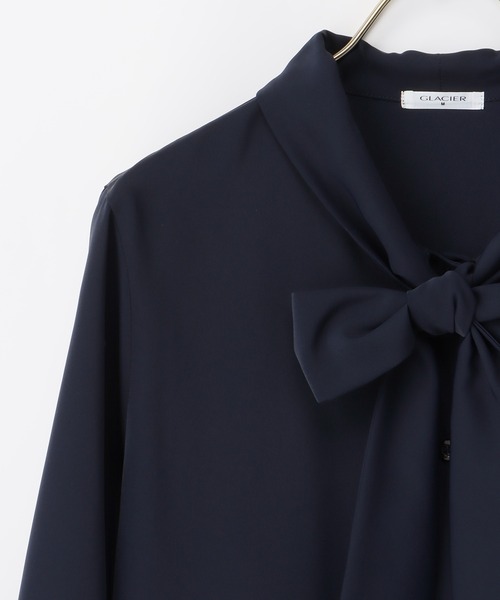 Honeys（ハニーズ）の「チュニック丈ボウタイブラウス（シャツ/ブラウス・レディース・ネイビー/ホワイト/ピンクベージュ/グレイッシュベージュ/サックスブルー・LL/L/M/S/3L）」の20枚目の写真