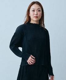 ボディーをメイクするプリーツ素材のスタンドカラートップス