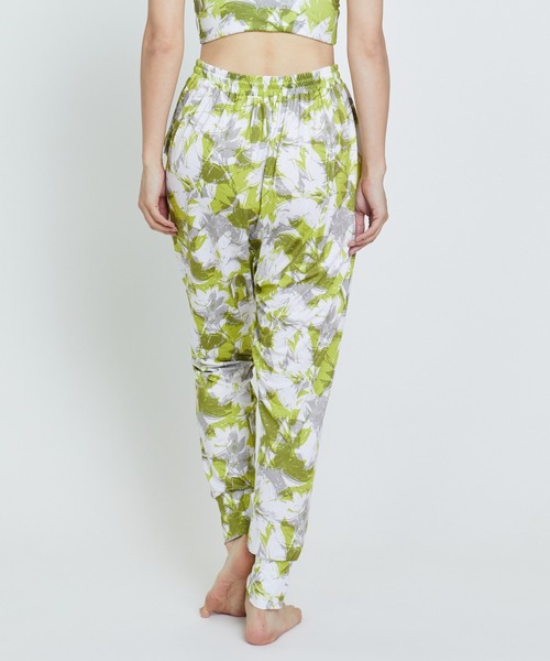 Julier Yoga and Relax（ジュリエヨガアンドリラックス）の「Julier ribbon flowerプリント ギャザーパンツ（その他パンツ・レディース・グリーン/ブルー/グレー・0/1）」の16枚目の写真