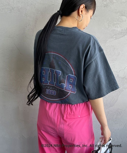 NBA（エヌビーエー）の「[OFF THE COURT by NBA/オフ・ザ・コート バイ NBA] 別注 プリントTシャツ（Tシャツ/カットソー・レディース・C/B/I/G/F/E/D/H/A・XL/L/M/S）」の2枚目の写真