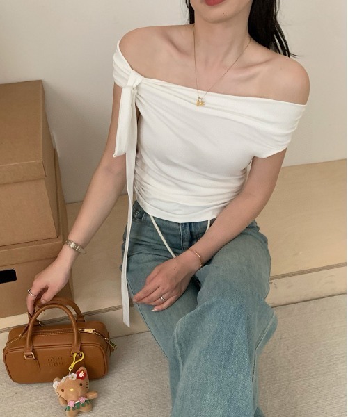 gossip!ロサンゼルス(ゴシップロサンゼルス)の「リボンアクセント オフショルタイトトップス(その他トップス・レディース・レッド/ホワイト/グレー/ブラック・FREE)」の8枚目の写真