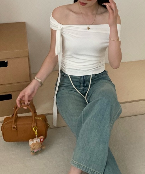 gossip!ロサンゼルス(ゴシップロサンゼルス)の「リボンアクセント オフショルタイトトップス(その他トップス・レディース・レッド/ホワイト/グレー/ブラック・FREE)」の5枚目の写真