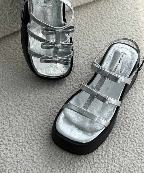 by muni:r（バイ ムニール）の「トリプルリボンプラットフォームサンダル（パンプス・レディース・ホワイト/シルバー/ブラック・25.0cm/24.5cm/24.0cm/23.5cm/23.0cm）」の3枚目の写真