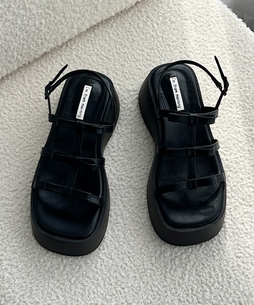 by muni:r（バイ ムニール）の「トリプルリボンプラットフォームサンダル（パンプス・レディース・ホワイト/シルバー/ブラック・25.0cm/24.5cm/24.0cm/23.5cm/23.0cm）」の2枚目の写真