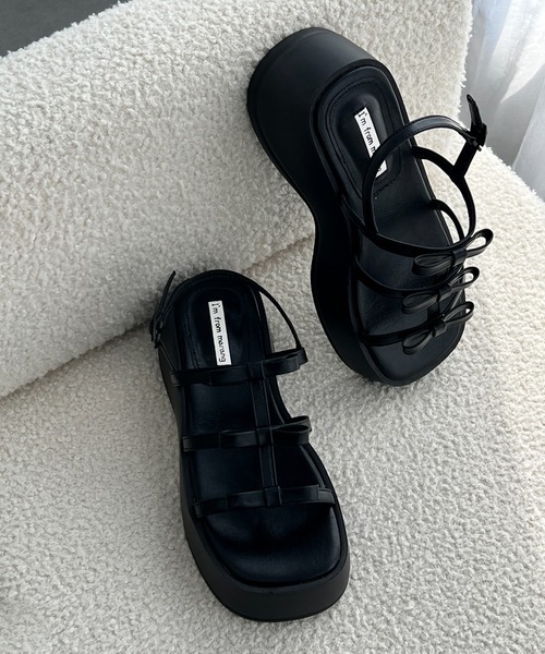 by muni:r（バイ ムニール）の「トリプルリボンプラットフォームサンダル（パンプス・レディース・ホワイト/シルバー/ブラック・25.0cm/24.5cm/24.0cm/23.5cm/23.0cm）」の19枚目の写真