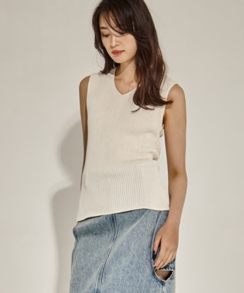 STUDIOUS(ステュディオス)の「【STUDIOUS/ステュディオス】Vネックリブノースリーブニット(ニット/セーター・レディース・ブラック/アイボリー・FREE)」の2枚目の写真