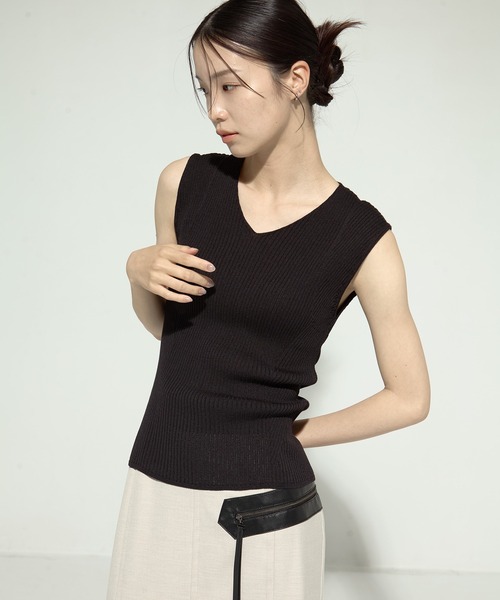 STUDIOUS(ステュディオス)の「【STUDIOUS/ステュディオス】Vネックリブノースリーブニット(ニット/セーター・レディース・ブラック/アイボリー・FREE)」の1枚目の写真