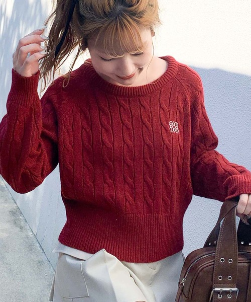 mily bilet(ミウィビレット)の「【mily bilet】毎日着たいこなれニット。クロップド胸刺繍ケーブルニット(ニット/セーター・レディース・バーガンディー/ブルー/アイボリー/ブラック・X-LARGE/SMALL/MEDIUM/LARGE)」の4枚目の写真