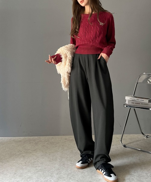 mily bilet(ミウィビレット)の「【mily bilet】毎日着たいこなれニット。クロップド胸刺繍ケーブルニット(ニット/セーター・レディース・バーガンディー/ブルー/アイボリー/ブラック・X-LARGE/SMALL/MEDIUM/LARGE)」の5枚目の写真