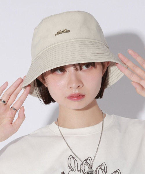 Anui（アニュイ）の「【UNISEX】NEWERA メタルロゴバケハ（ハット・レディース・ブラック/オフホワイト・FREE）」の2枚目の写真