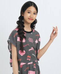PINK-latte（ピンクラテ）の「【るーつくコラボ】総柄プリントフレンチスリーブプルオーバー（Tシャツ/カットソー・キッズ）」